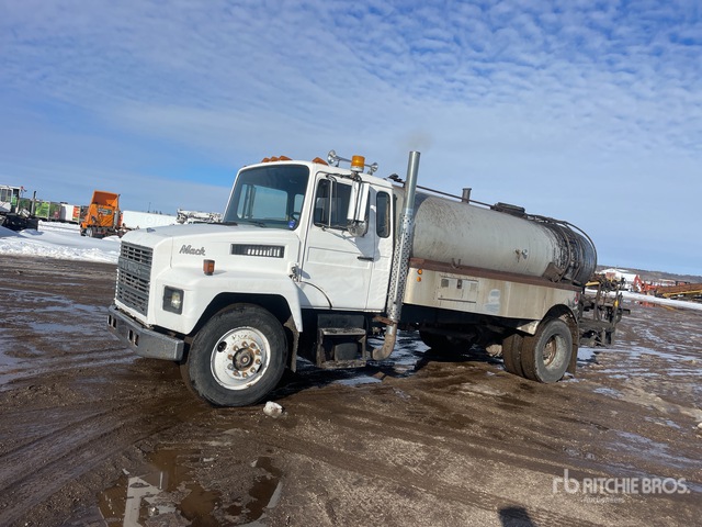 Etnyre BTHL 2070 gal on 1989 Mack CM422 4x2 Asphalt