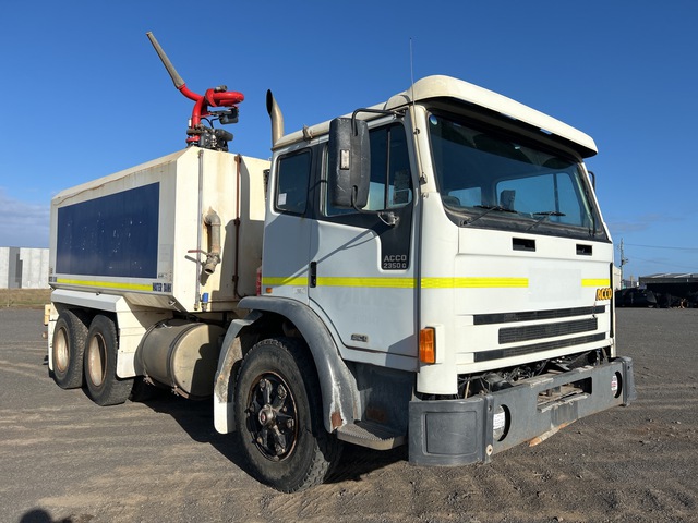 2001 International ACCO 2350 14500 L 6x4 Water Truck
