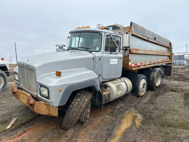 1998 Mack RD688S 8x4 Tri/A Dump Truck (Inoperable) 1998 Mack RD688S 8x4 Tri/A Dump Truck (Inoperable)