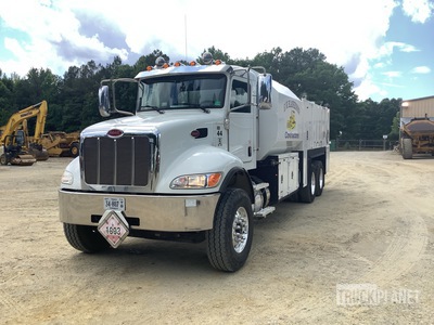 2020 Peterbilt 348 2000 gal 6x4 Camion de combustible y lubricacion