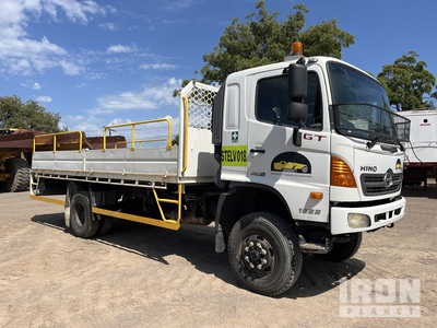 2011 Hino 500 1322 GT 4x4 Camion à Plateau