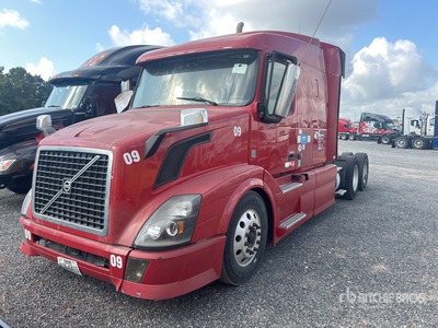 2015 Volvo VNL 3- Achs Sattelzugmaschine mit Schlafkabine (Inoperable)