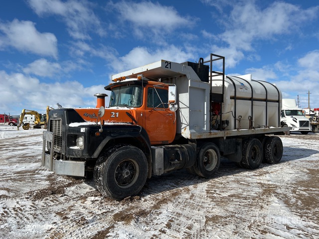 1992 Mack RB688S 8x4 Camion cisterna de agua | Ritchie Bros. Auctioneers