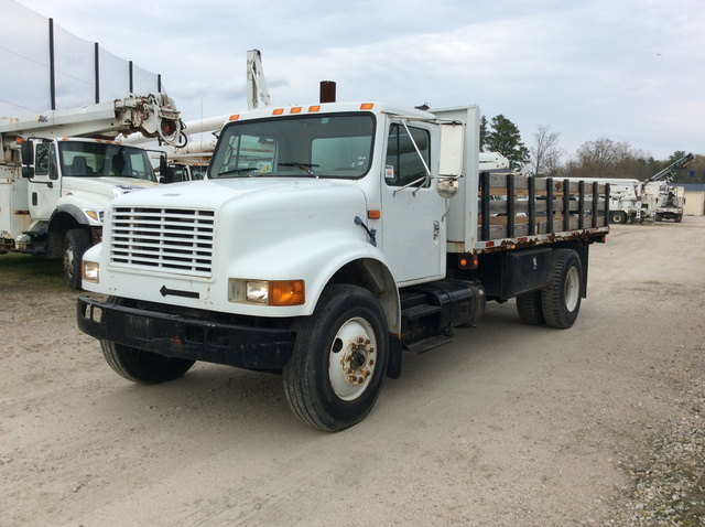 2000 International 4900 S/A Flatbed Truck
