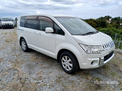 2014 Mitsubishi Delica Fourgonnette de passagers