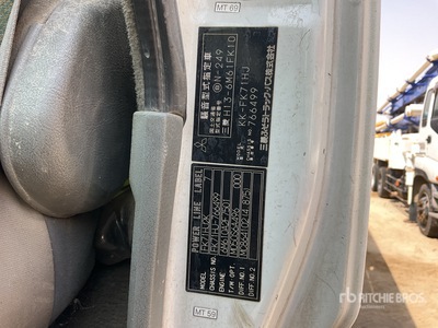 2004 Mitsubishi Camion plataforma con grua