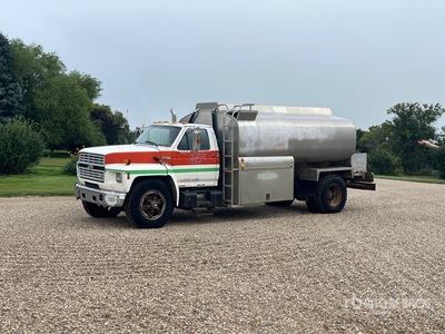 1990 Ford F800 3500 gal 4x2 Fuel Truck