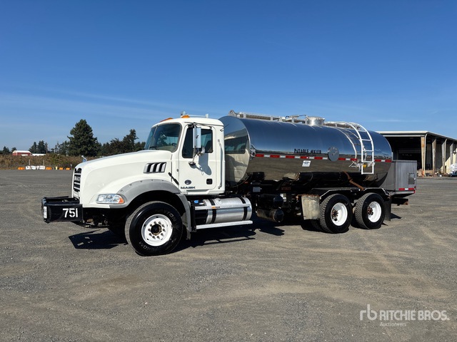 Mack Tanker Rear 2018 Mack GU813 4000 gal 6x4 Tanker Truck | Ritchie Bros. Auctioneers
