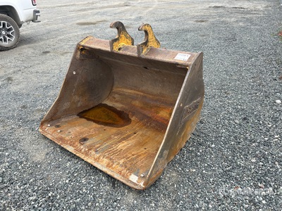 Brandt 47 in Q/C Cleanup Excavator Bucket - Fits John Deere 50G