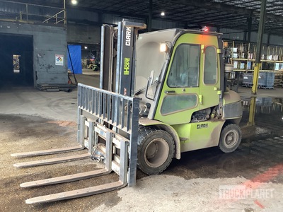 Clark C40D 7050 lb Pneumatic Tire Heftruck