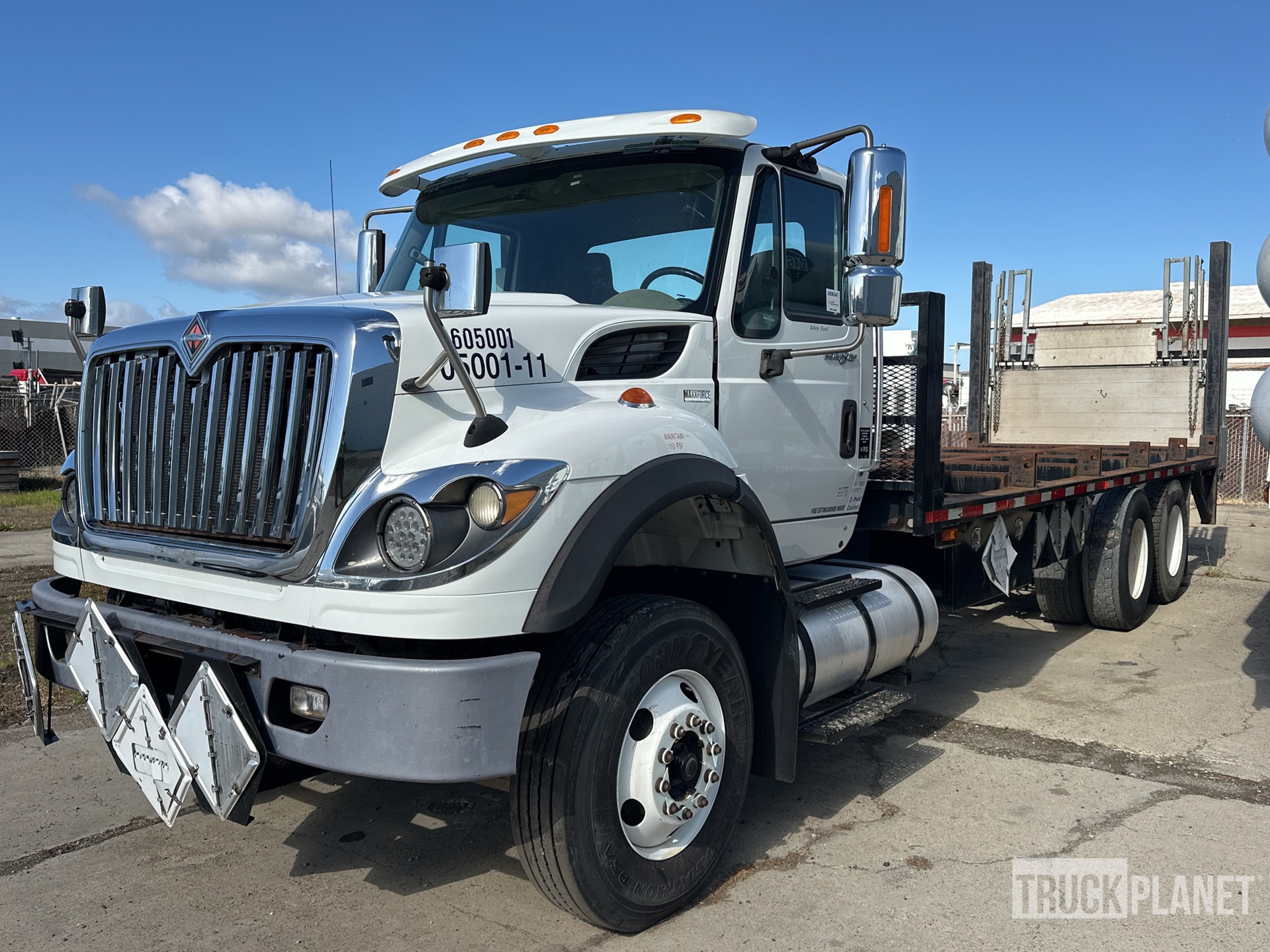 洋書 INTERNATIONAL TRUCKS 1981 International Harvester 1754 RWD Flatbed Truck - Roller