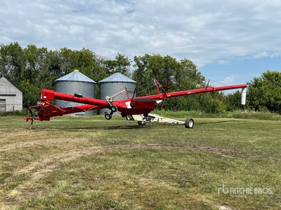 2010 Buhler Farm King 1370 13 in x 70 ft Swing Barrena de grano