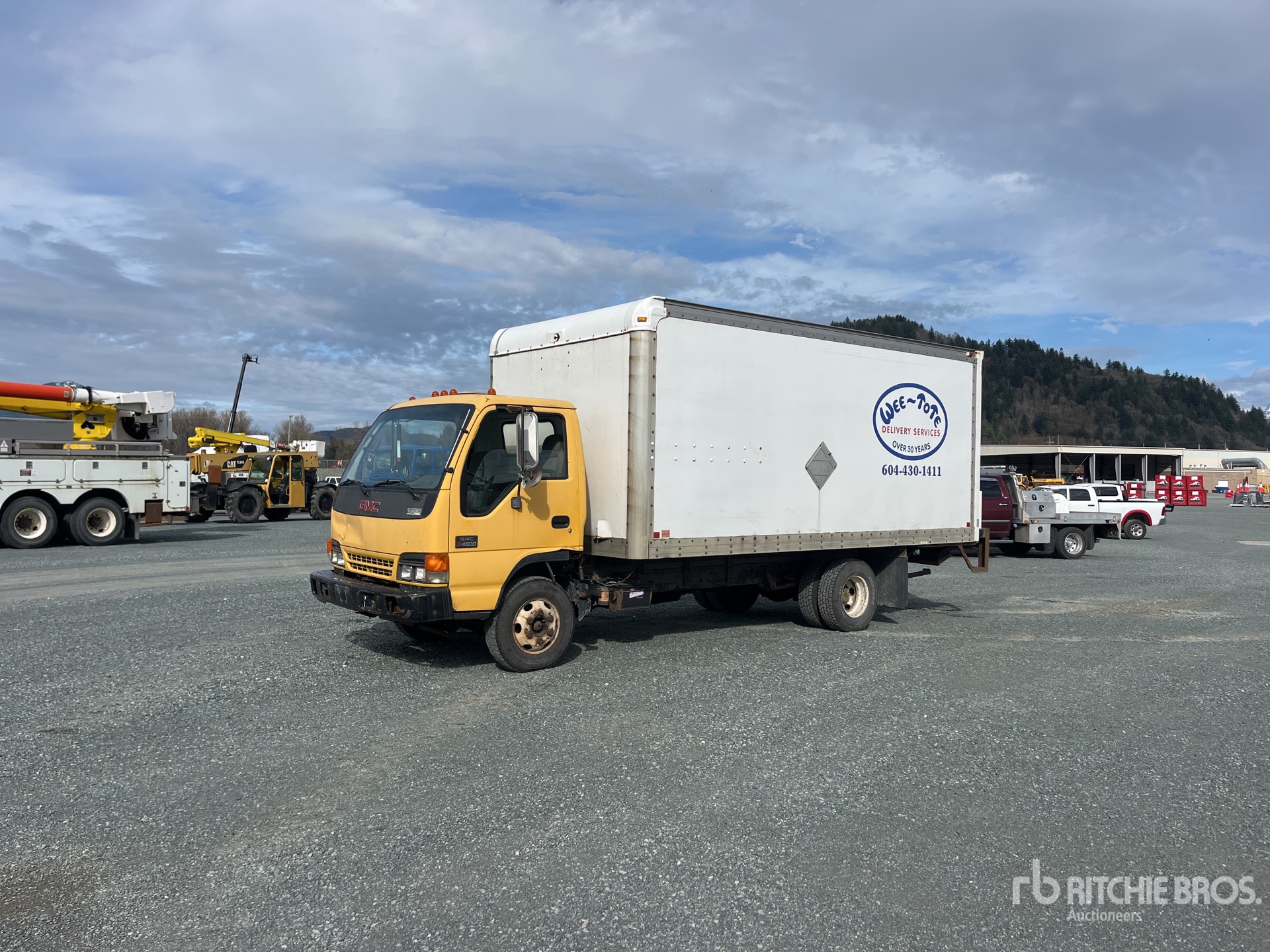 2005 GMC W4500 4x2 Van Truck