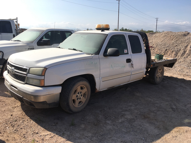 2006 Chevrolet Silverado 1500 Flatbed Truck