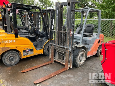2011 Toyota 8FGU30 5620 lb Pneumatic Tire Forklift