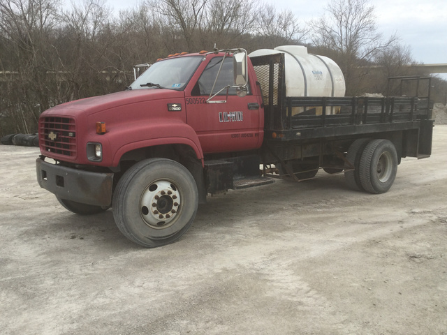 2000 Chevrolet C7500 S/A Flatbed Truck