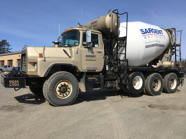 2003 Mack DM690S Tri/A Mixer Truck 2003 Mack DM690S Tri/A Mixer Truck