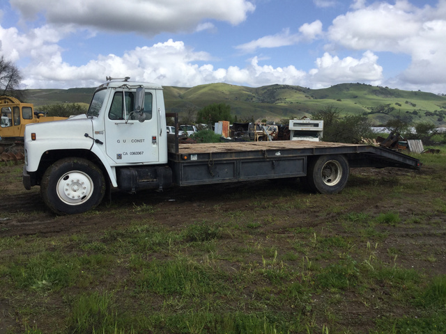 1986 International S1954 S/A Flatbed Truck