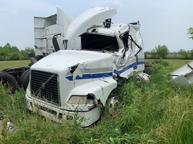 2016 (unverified) Volvo VNM 6x4 S/A Sleeper Truck Tractor (Inoperable)