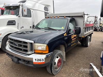 2000 Ford F-550 4x2 Camión volquete (Inoperable)