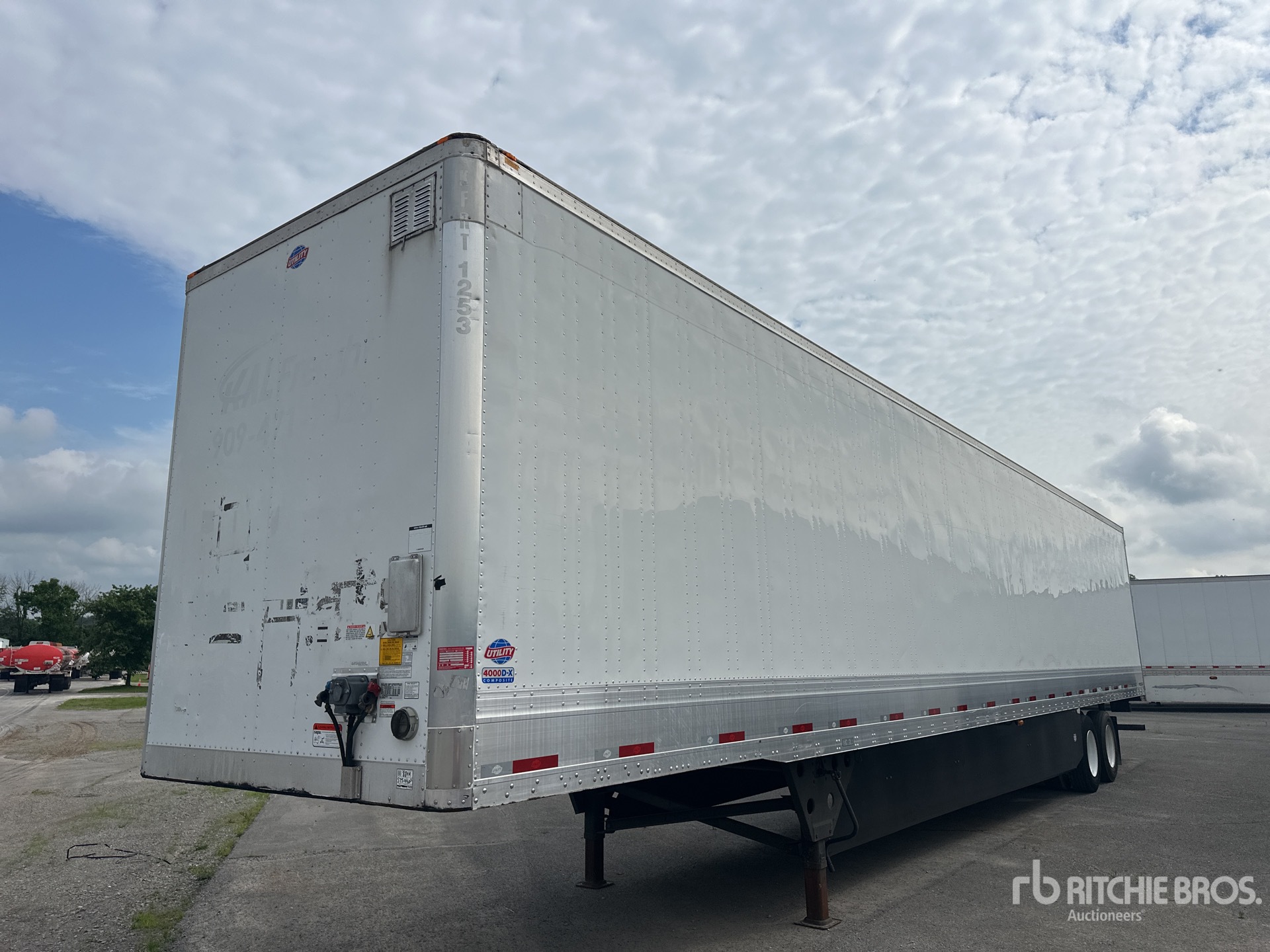 2023 Utility VS2DX 53 ft x 102 in T/A Van Trailer