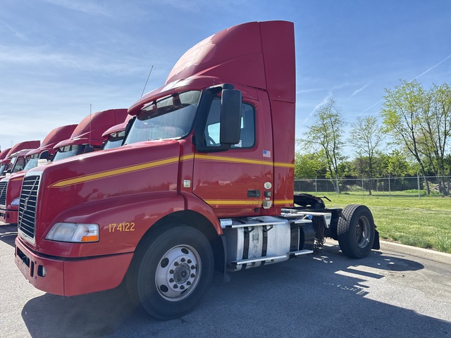 2017 Volvo VNM42T 4x2 S/A Day Cab Truck Tractor (Inoperable) 2017 Volvo VNM42T 4x2 S/A Day Cab Truck Tractor (Inoperable)