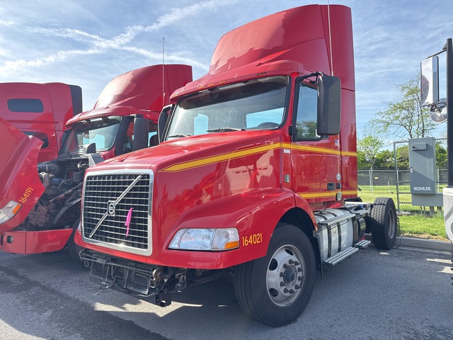 2016 Volvo VNM42T 4x2 S/A Day Cab Truck Tractor (Inoperable) 2016 Volvo VNM42T 4x2 S/A Day Cab Truck Tractor (Inoperable)