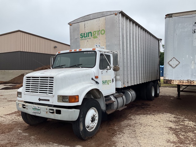 1995 International 4900 6x4 Live-Bottom Truck (Inoperable)