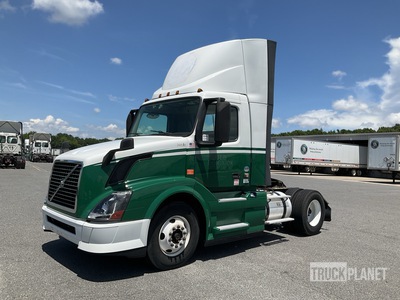 2015 Volvo VNL42T300 4x2 Cabina per trattore stradale 2 assi