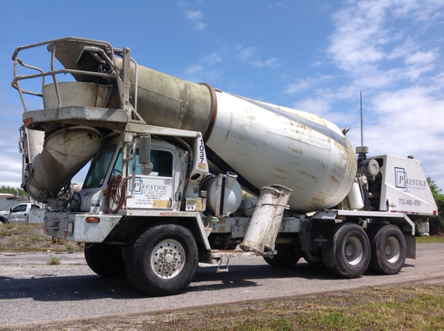 2004 Oshkosh S Series T/A Mixer Truck 2004 Oshkosh S Series T/A Mixer Truck