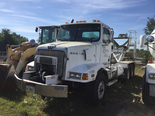 2005 Western Star 4900SA T/A Mixer Truck 2005 Western Star 4900SA T/A Mixer Truck
