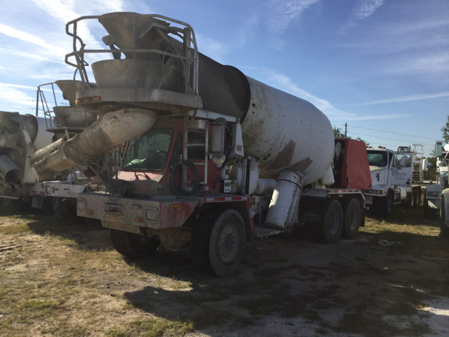 2006 Oshkosh S Series T/A Mixer Truck 2006 Oshkosh S Series T/A Mixer Truck