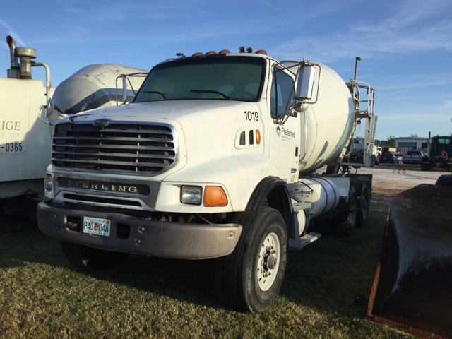 2005 Sterling LT9500 T/A Mixer Truck 2005 Sterling LT9500 T/A Mixer Truck