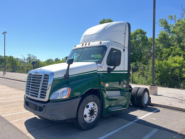 2017 Freightliner CA125DC 4x2 S/A Day Cab Truck Tractor 2017 Freightliner CA125DC 4x2 S/A Day Cab Truck Tractor