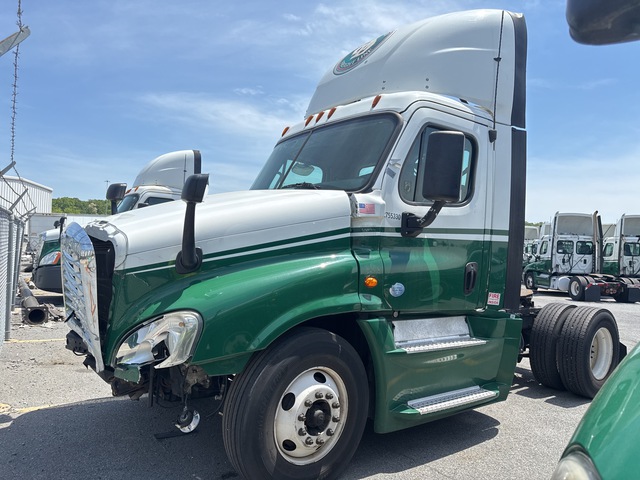 2015 Freightliner Cascadia 125 4x2 S/A Day Cab Truck Tractor (Inoperable)
