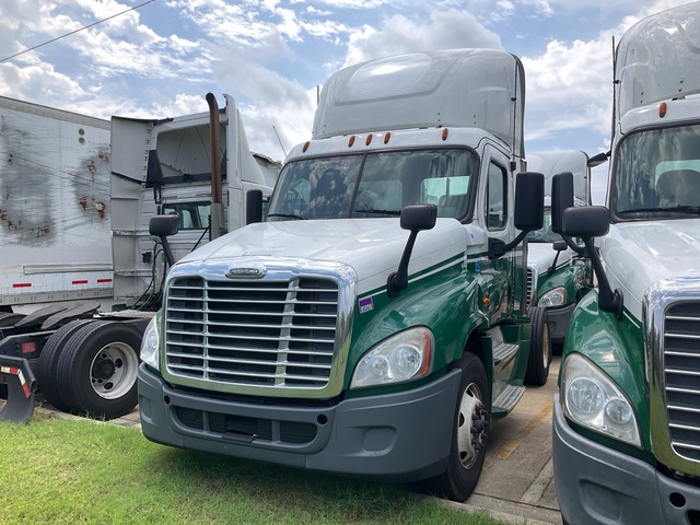 2017 Freightliner Cascadia 125 4x2 S/A Day Cab Truck Tractor (Inoperable) 2017 Freightliner Cascadia 125 4x2 S/A Day Cab Truck Tractor (Inoperable)
