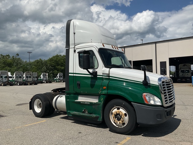 2016 Freightliner Cascadia 125 4x2 S/A Day Cab Truck Tractor