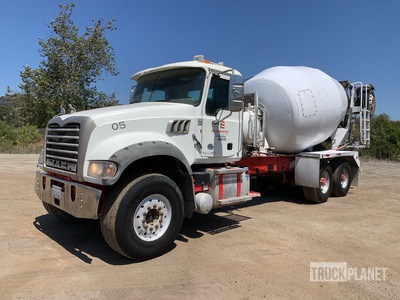 2015 Mack GU713 8x4 Mixer vrachtwagen