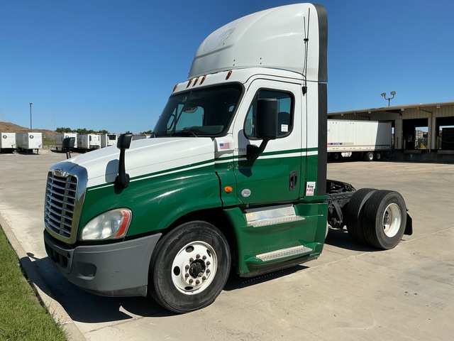 2018 Freightliner Cascadia 125 4x2 S/A Day Cab Truck Tractor (Inoperable) 2018 Freightliner Cascadia 125 4x2 S/A Day Cab Truck Tractor (Inoperable)