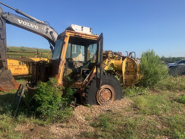 Cat 613C Water Wagon (Inoperable) Cat 613C Water Wagon (Inoperable)