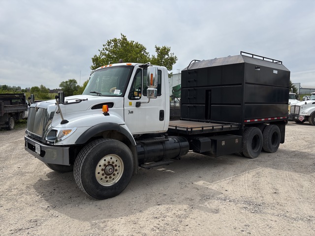 2005 International 7400 6x4 Chipper Truck