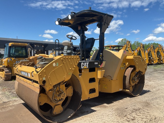 2015 Caterpillar CB64