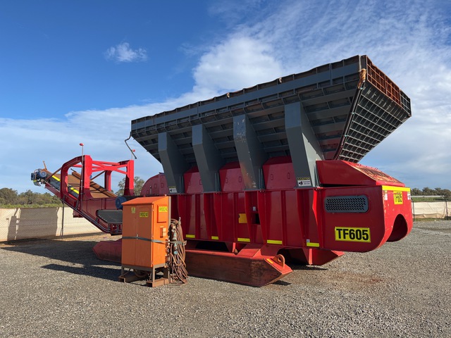 2010 Striker TL2000 Aggregate Hopper