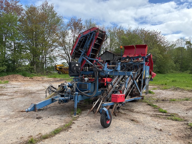 ASA-Lift F200 Pull Type 2 Row Carrot Harvester