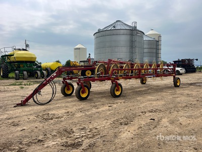 2013 New Holland HT154 25 ft 14 Wheel Rastrillo de pastos