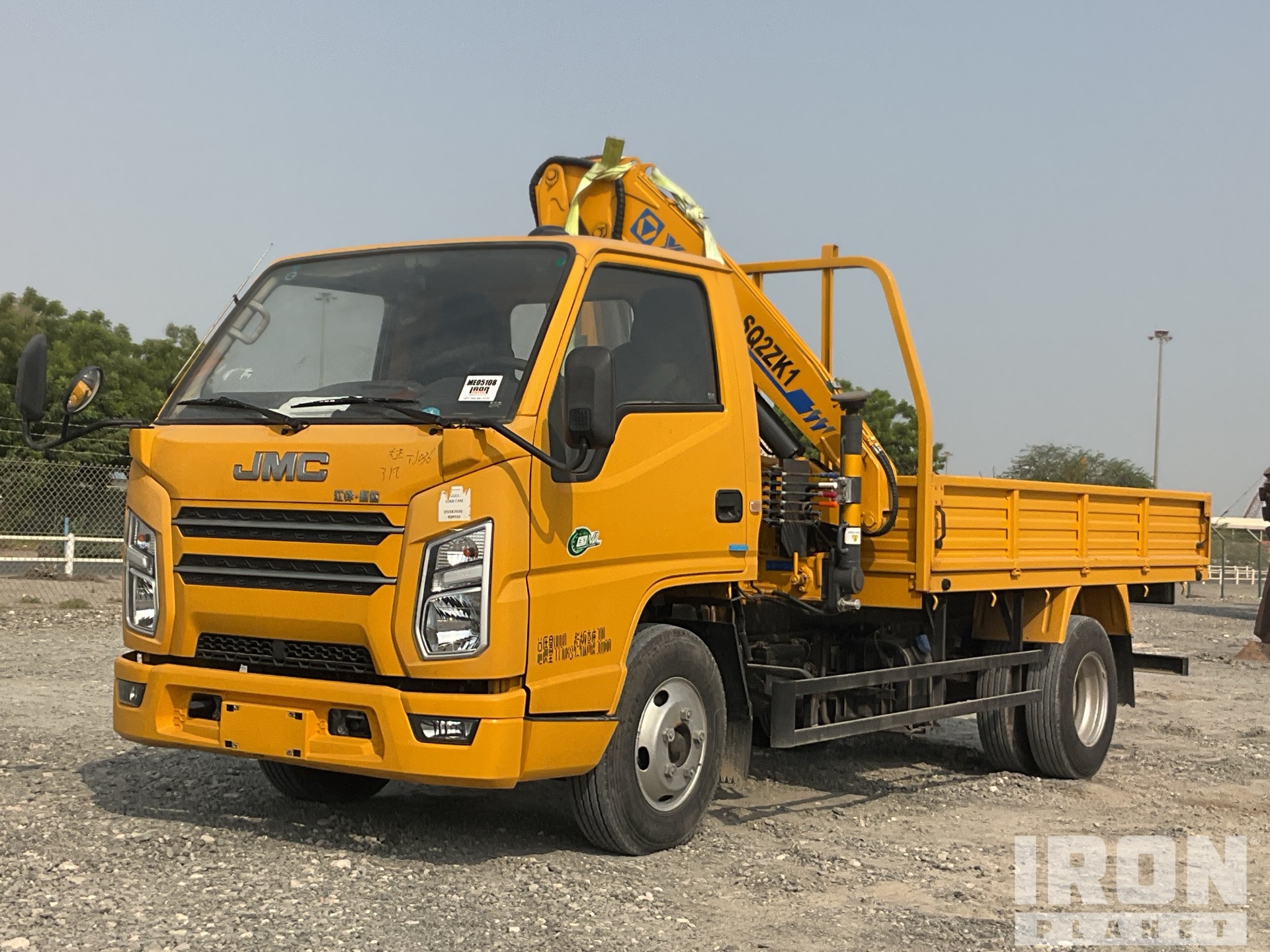 XCMG SQ2ZK1 2000 kg Knuckle Boom on 2019 JMC JX1041TG26 4x2 Table Top Truck w/Crane