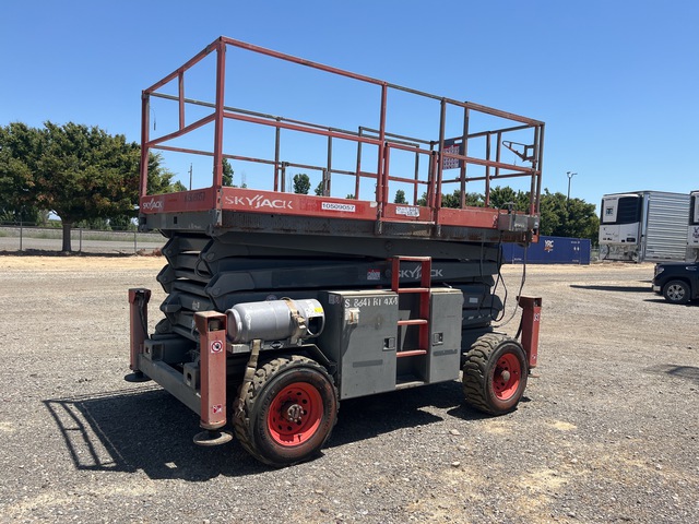 2016 Skyjack SJ8841RT Dual Fuel 4x4 Scissor Lift (Inoperable) 2016 Skyjack SJ8841RT Dual Fuel 4x4 Scissor Lift (Inoperable)