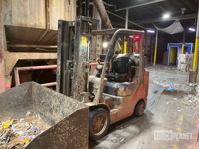 2019 Toyota 8FGCU30 5320 lb Cushion Tire Carretilla Elevadora