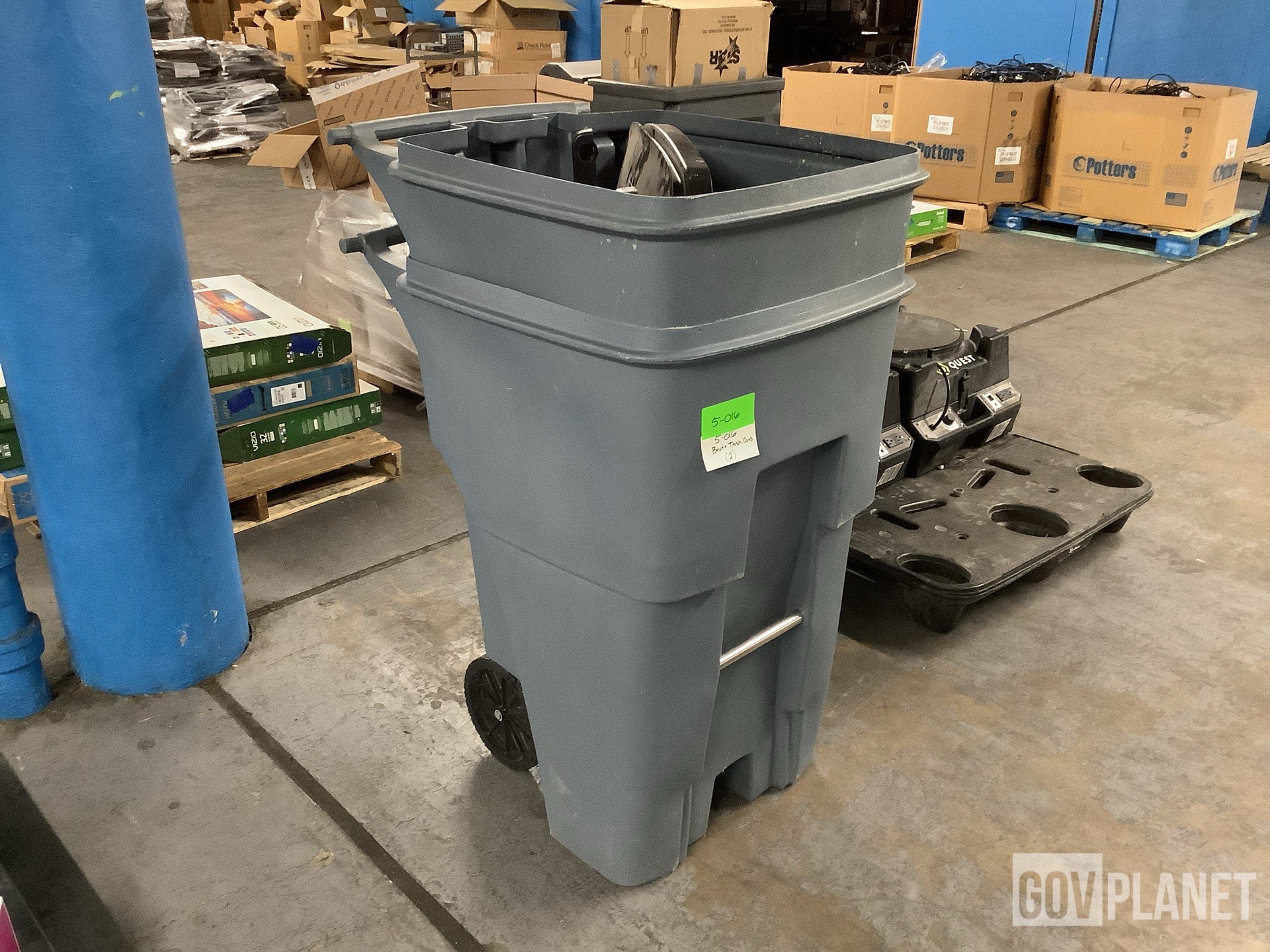 2) Brute Trash Cans - 5-016 in Harrisburg, Pennsylvania, United