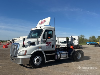 2014 Freightliner Cascadia 113 4x2 S/A Day Cab Truck Tractor